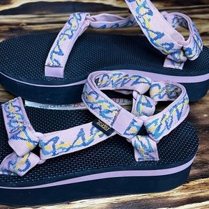 NWOT Teva 'Universal' Flatform
Sandal in Ziggy Rose Tan Size 9